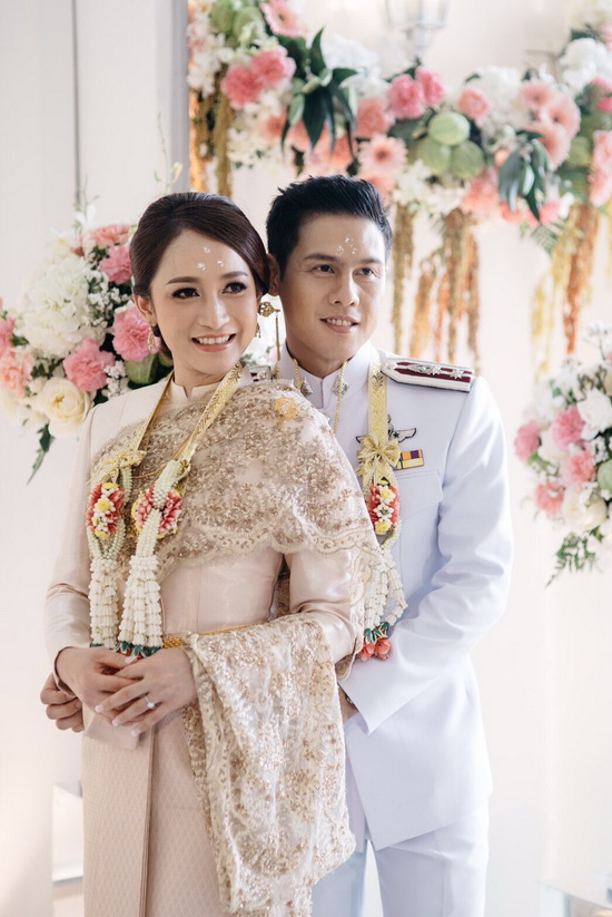 ชุดไทยพระราชนิยม ชุดไทยแต่งงาน ร้านลีลาโรส ภูมิใจ
